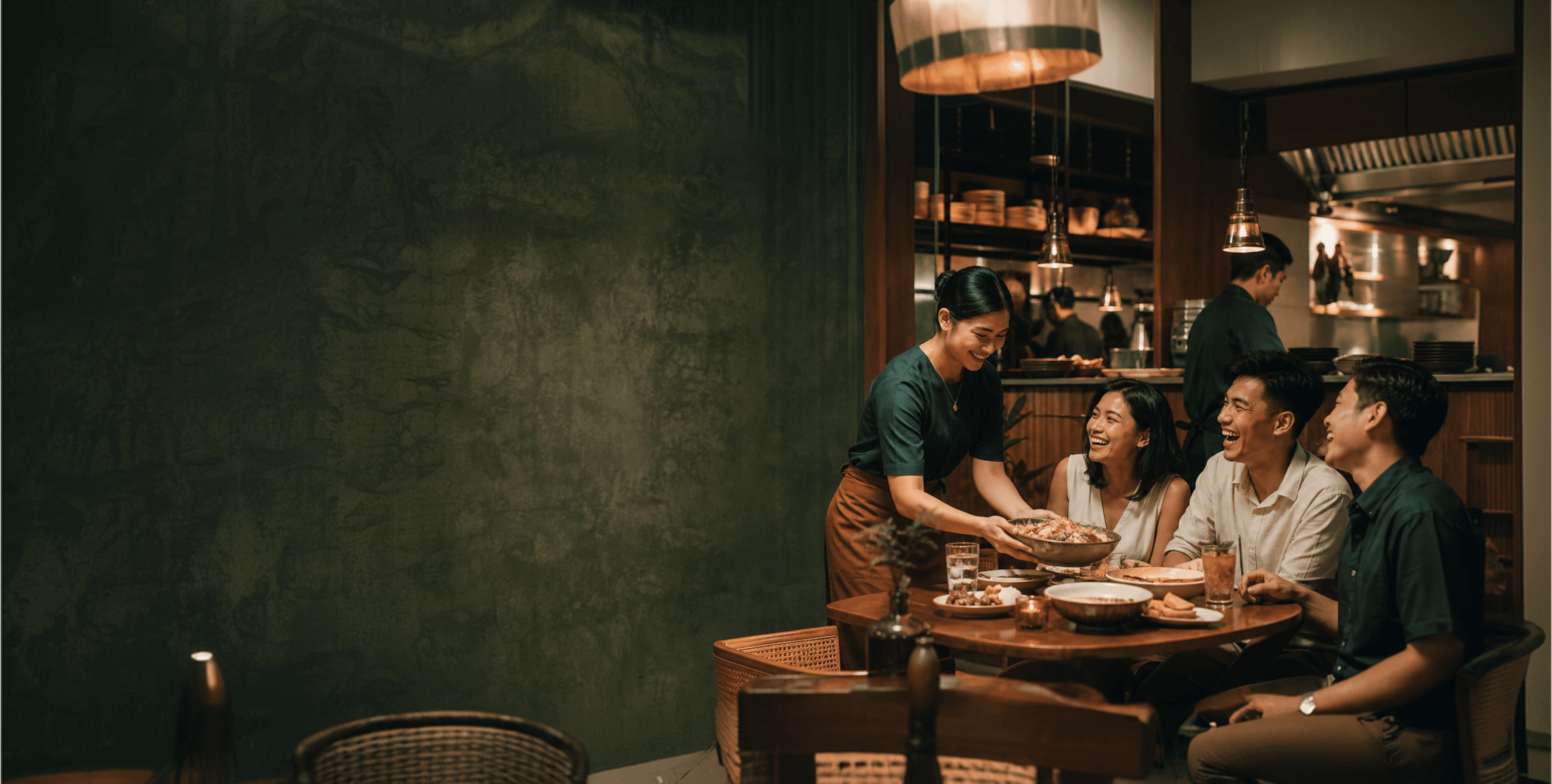 Staf menyajikan hidangan kepada tamu di restoran
